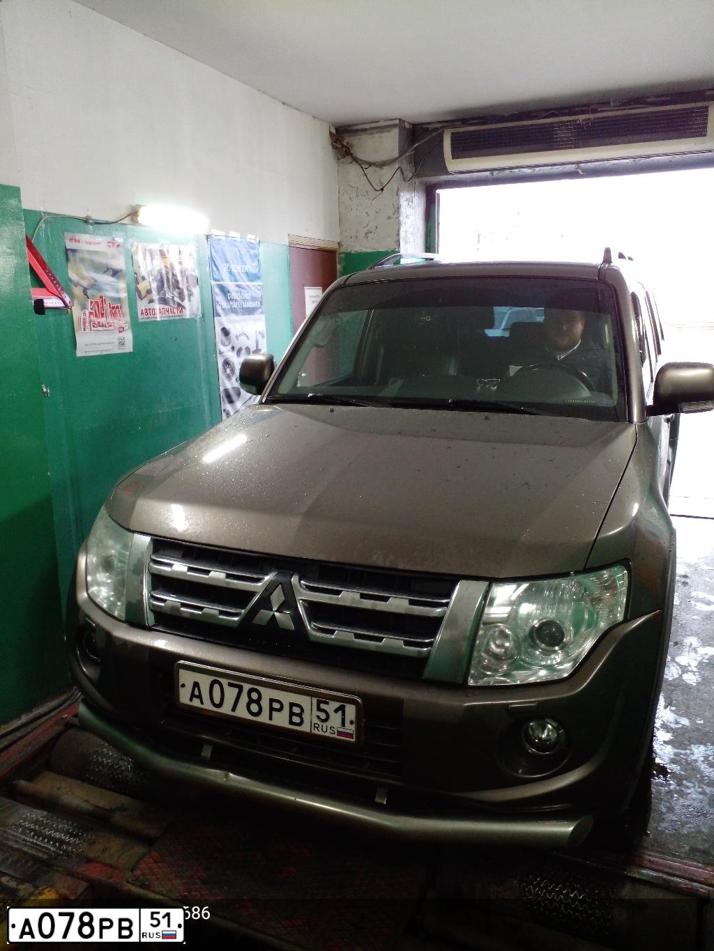 Фото автомобиля MITSUBISHI PAJERO, 2012 — госномер А078РВ51. Цвет: Коричневый