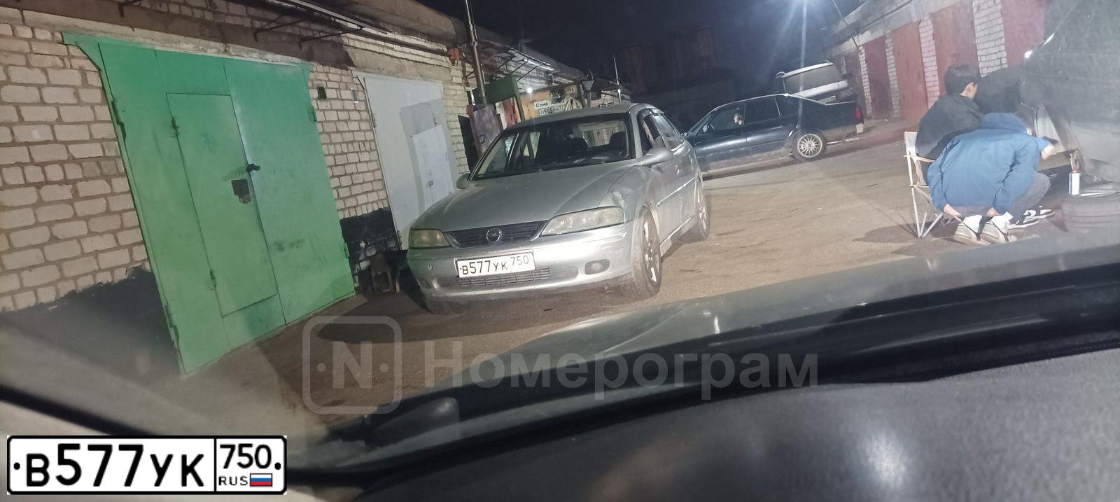 Фото автомобиля OPEL VECTRA, 2000 — госномер В577УК750. Цвет: серебристый