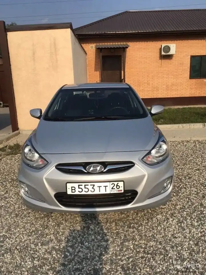 Фото автомобиля HYUNDAI SOLARIS, 2015 — госномер Е599КА15. Цвет: Белый