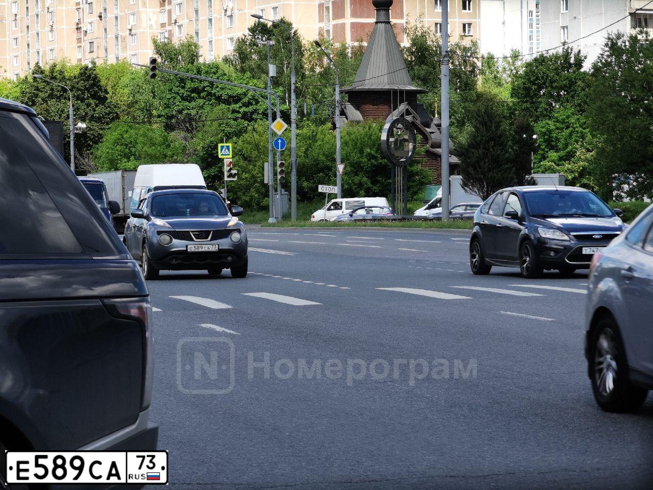 Фото автомобиля NISSAN JUKE, 2012 — госномер Х467АВ250. Цвет: СЕРЫЙ
