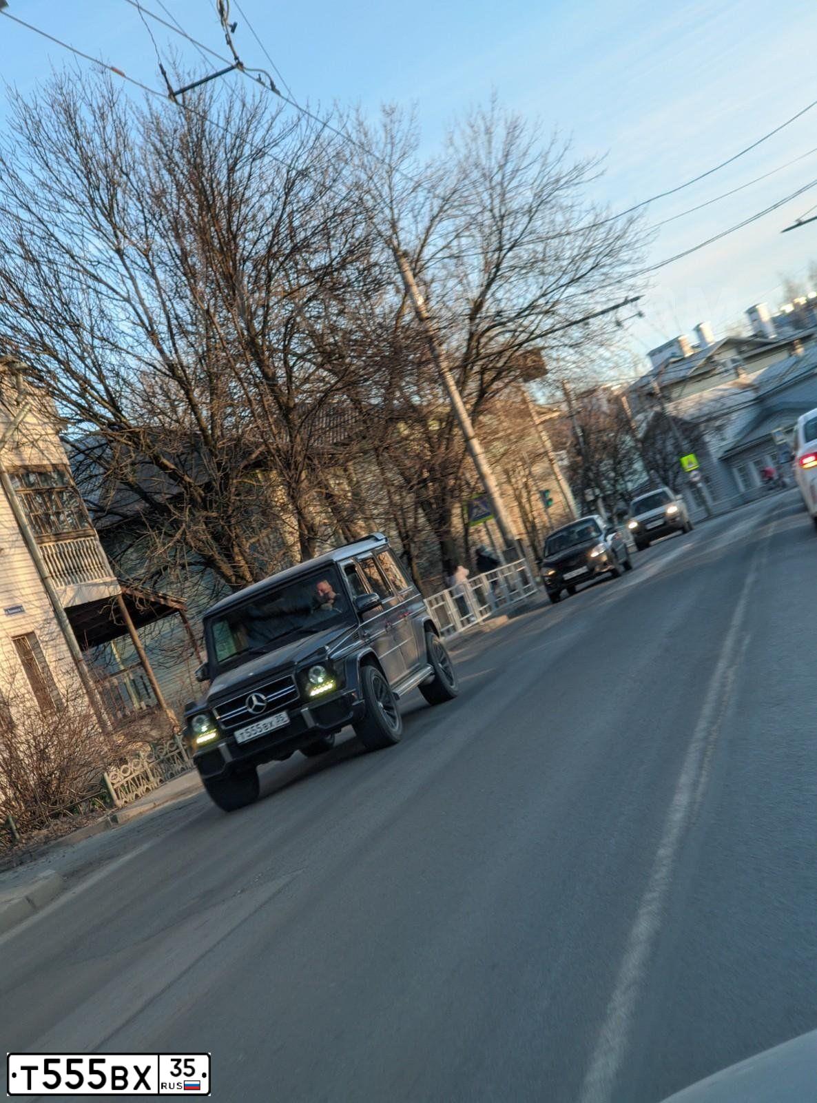 Фото автомобиля MERCEDES G-KLASSE, 1998 — госномер О654УЕ50. Цвет: ФИОЛЕТОВЫЙ