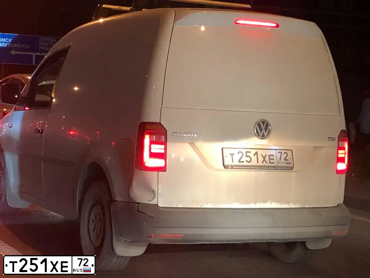Фото автомобиля VOLKSWAGEN CADDY, 2015 — госномер Т251ХЕ72. Цвет: БЕЛЫЙ