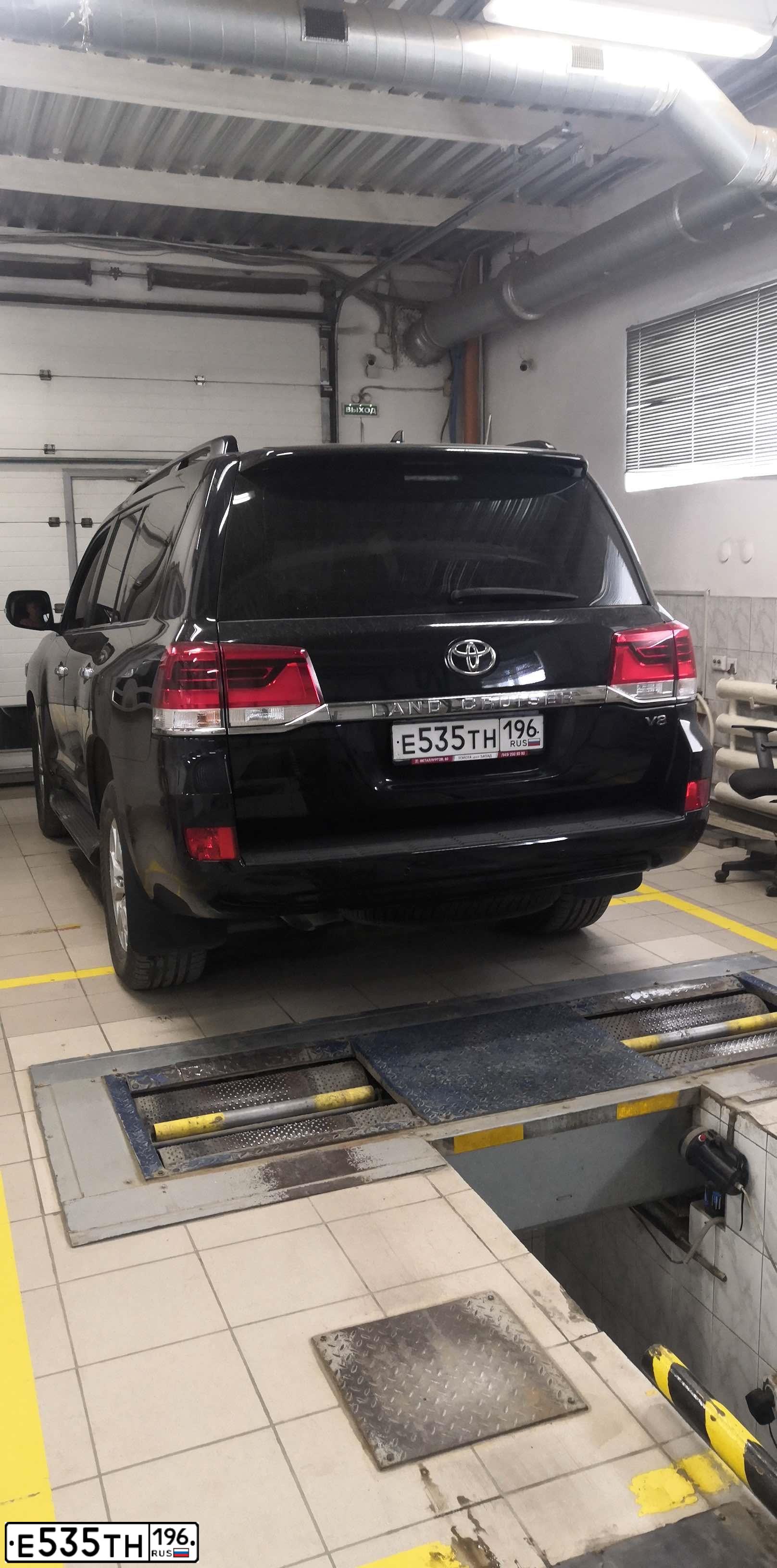 Фото автомобиля TOYOTA LANDCRUISER 200, 2017 — госномер Е535ТН196. Цвет: ЧЕРНЫЙ