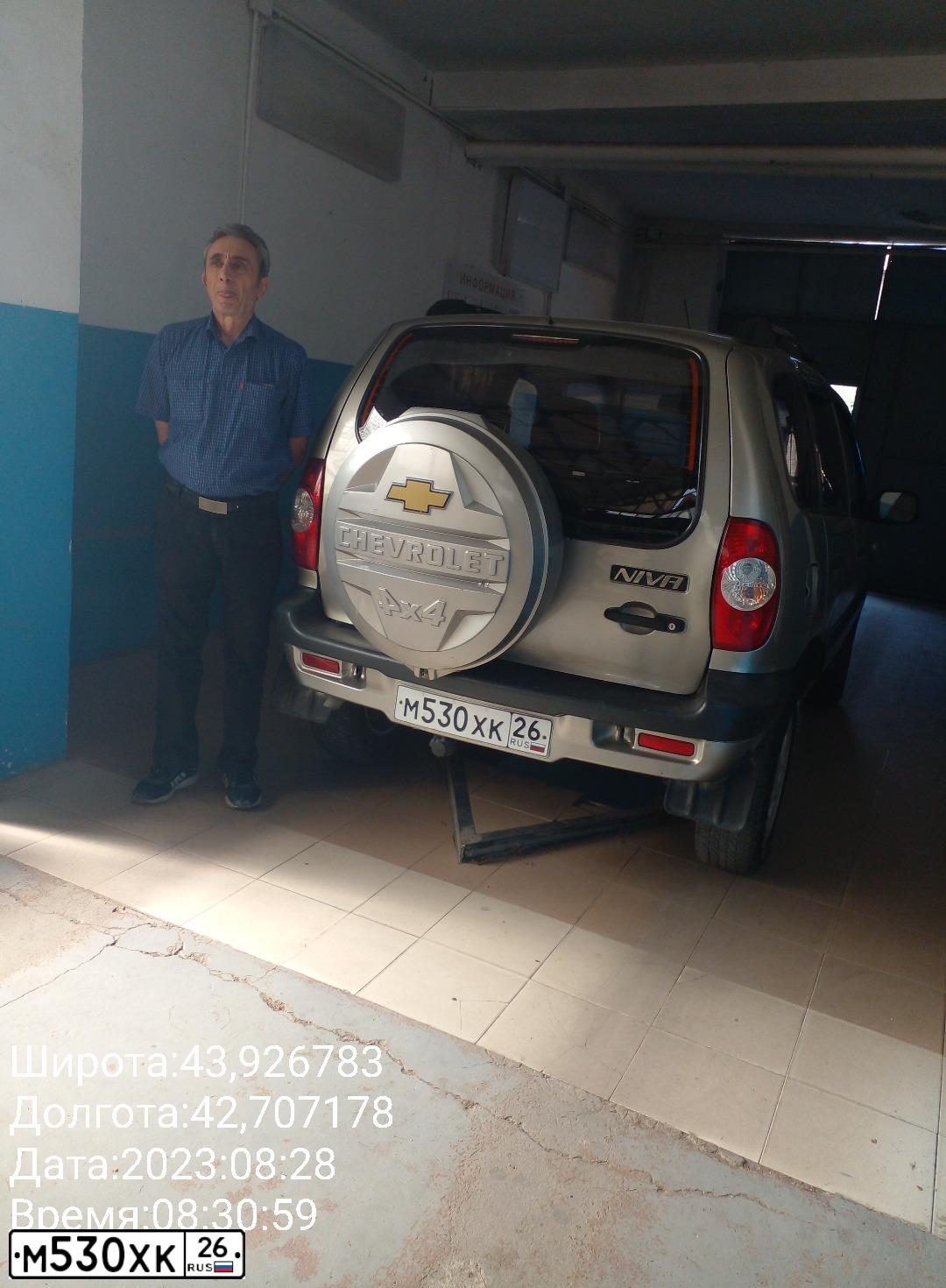 Фото автомобиля CHEVROLET NIVA, 2006 — госномер Н500АС46. Цвет: ЧЕРНО-СИНИЙ МЕТАЛЛИК