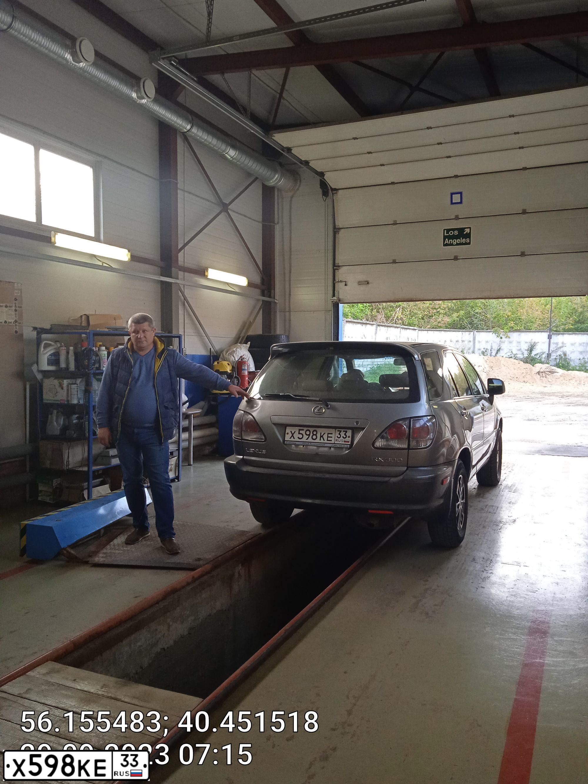 Фото автомобиля LEXUS RX300, 2001 — госномер М213УЕ33. Цвет: СЕРЫЙ
