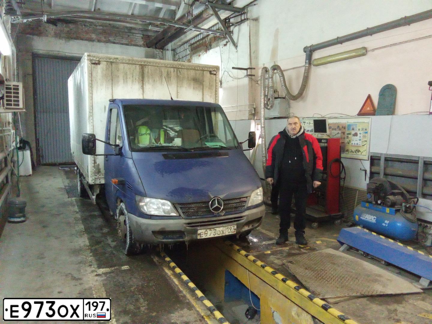 Фото автомобиля MERCEDES SPRINTER, 2005 — госномер Е973ОХ197. Цвет: СИНИЙ