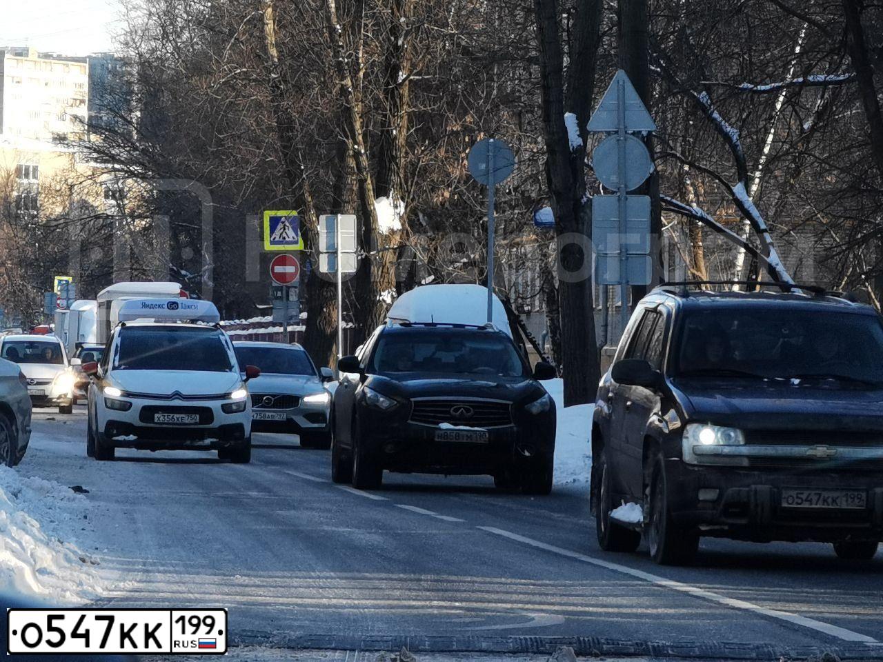 Фото автомобиля CHEVROLET TRAILBLAZER, 2006 — госномер В828РО147. Цвет: ТЕМНО-КРАСНЫЙ
