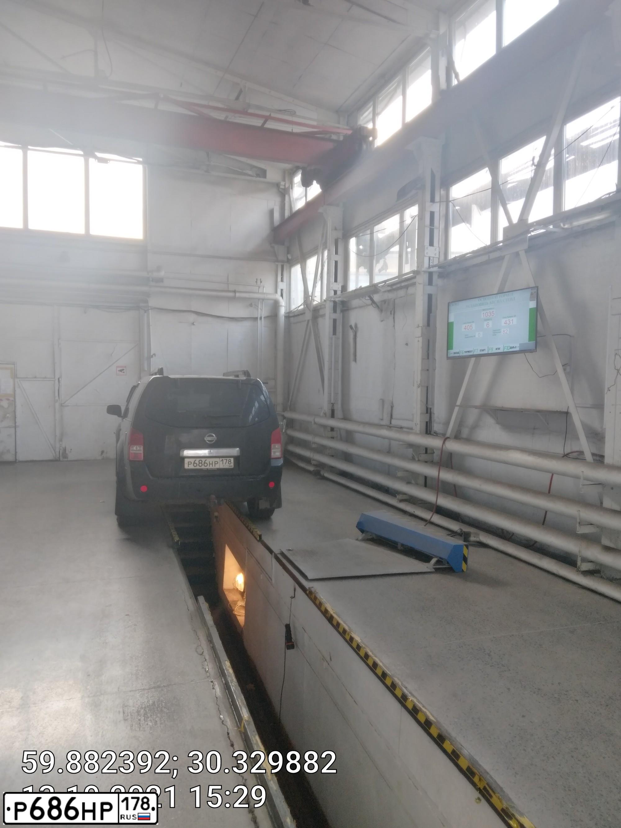 Фото автомобиля NISSAN PATHFINDER, 2006 — госномер Р686НР178. Цвет: ЧЕРНЫЙ