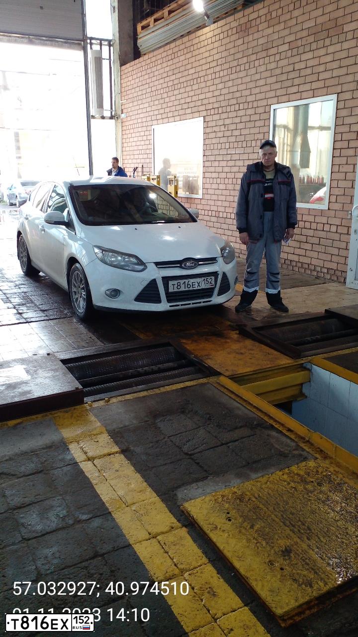 Фото автомобиля FORD FOCUS, 2012 — госномер У888ЕС16. Цвет: Белый