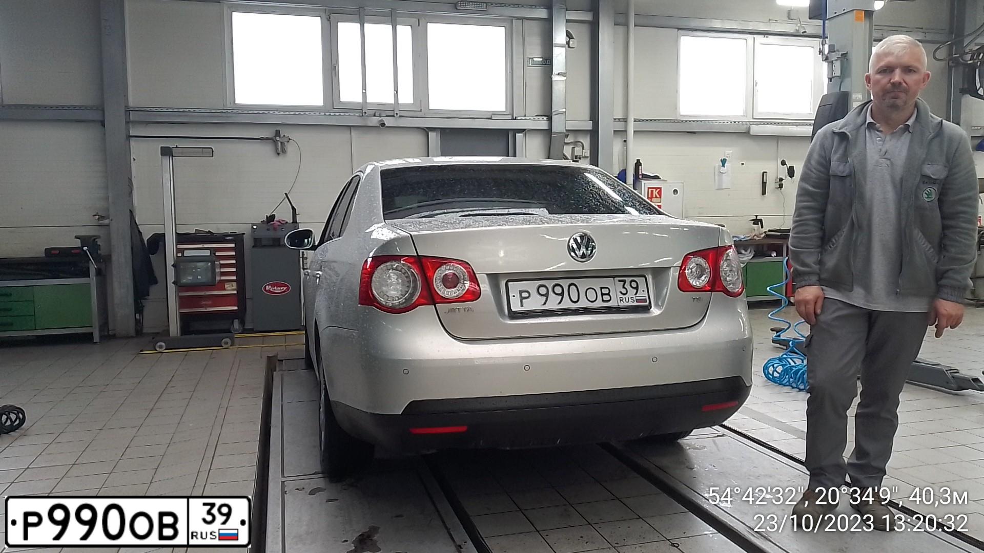 Фото автомобиля VOLKSWAGEN JETTA, 2010 — госномер С994УР39. Цвет: БЕЖЕВЫЙ