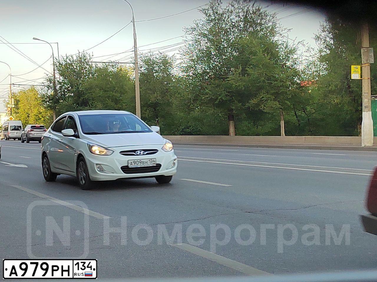Фото автомобиля TOYOTA RAV4, 2013 — госномер А588ОЕ790. Цвет: Белый