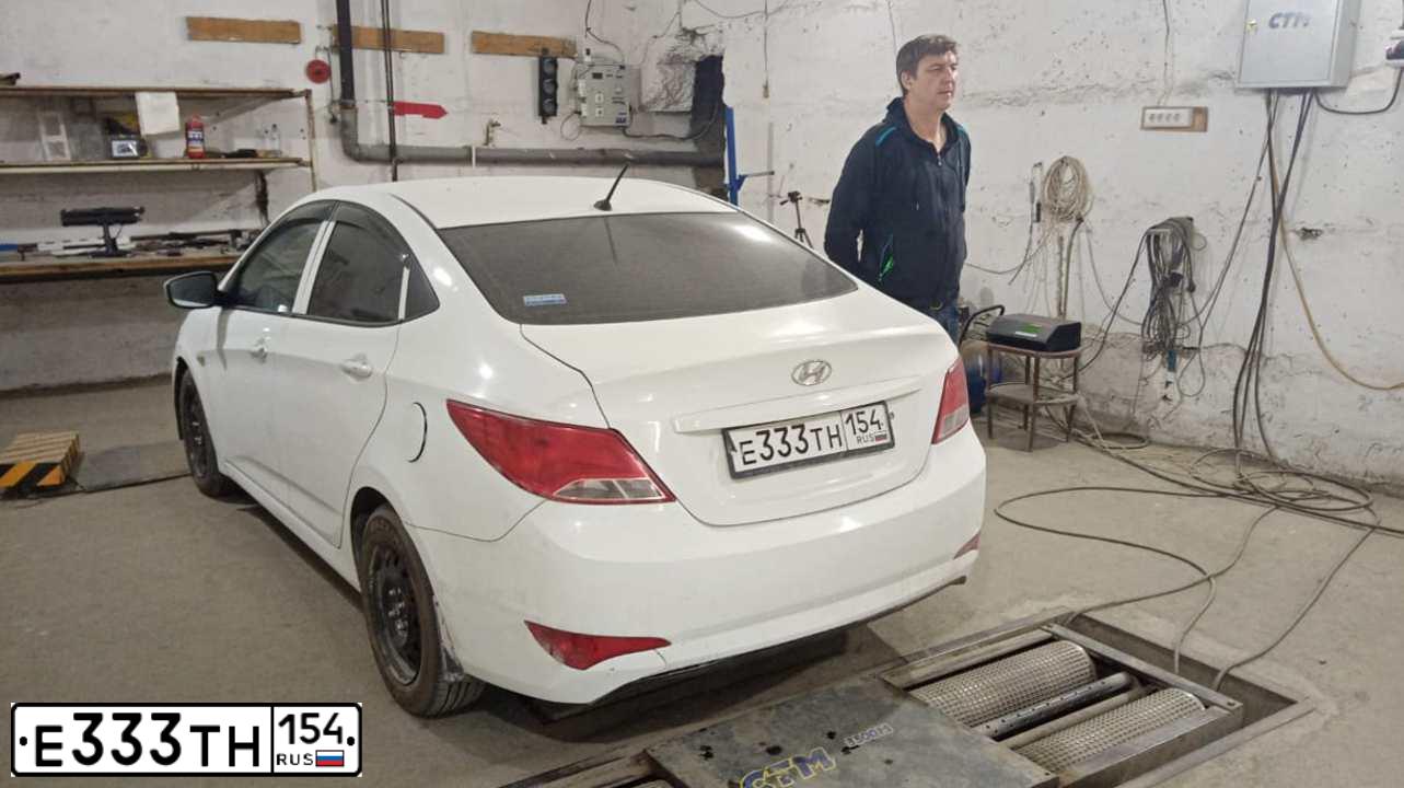 Фото автомобиля HYUNDAI SOLARIS, 2017 — госномер Е333ТН154. Цвет: Белый