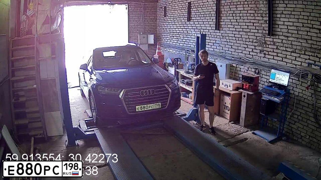 Фото автомобиля AUDI Q7, 2016 — госномер Е880РС198. Цвет: ЯРКО-СИНИЙ