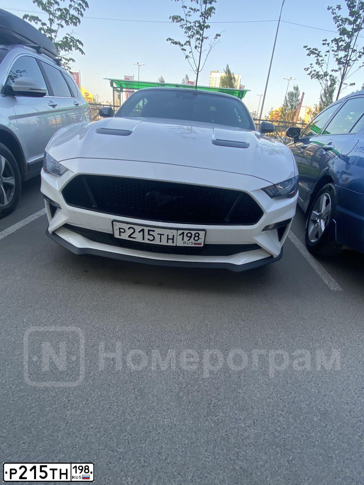 Фото автомобиля FORD MUSTANG, 2021 — госномер М055УС716. Цвет: Белый