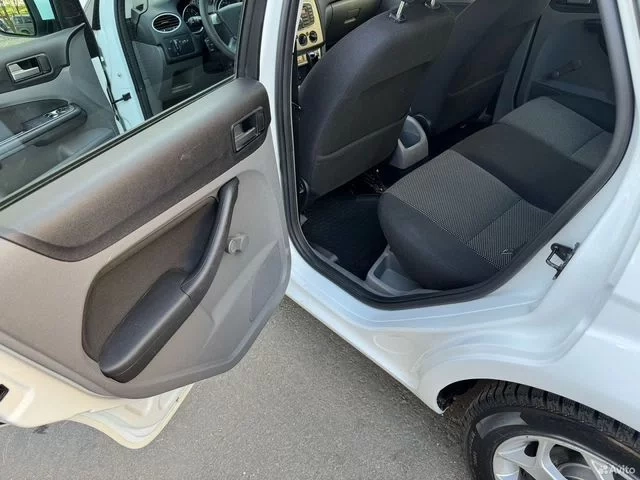 Фото автомобиля FORD FOCUS, 2010 — госномер К300АЕ250. Цвет: Белый