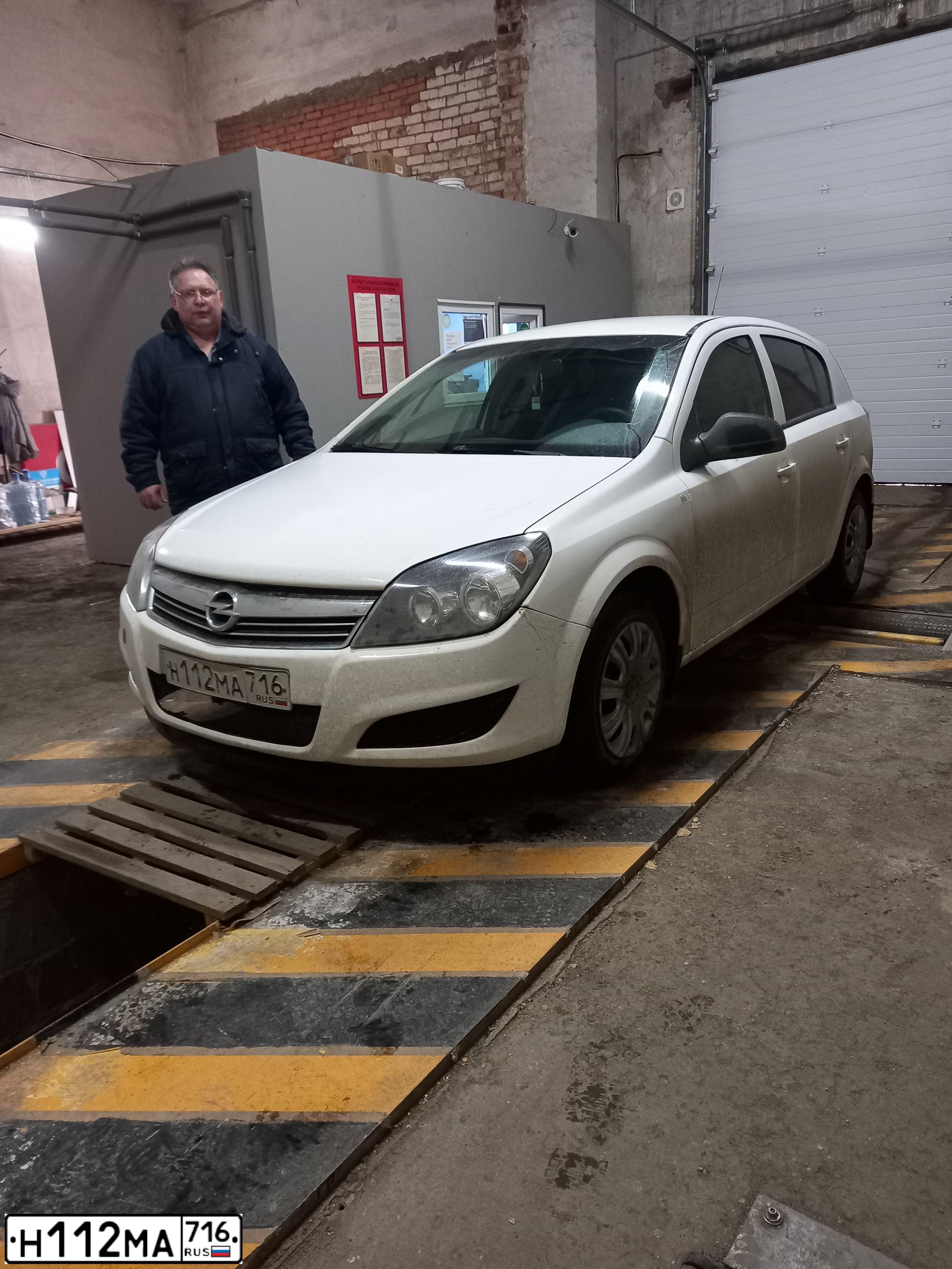 Фото автомобиля OPEL ASTRA, 2013 — госномер Т614ТР116. Цвет: Белый