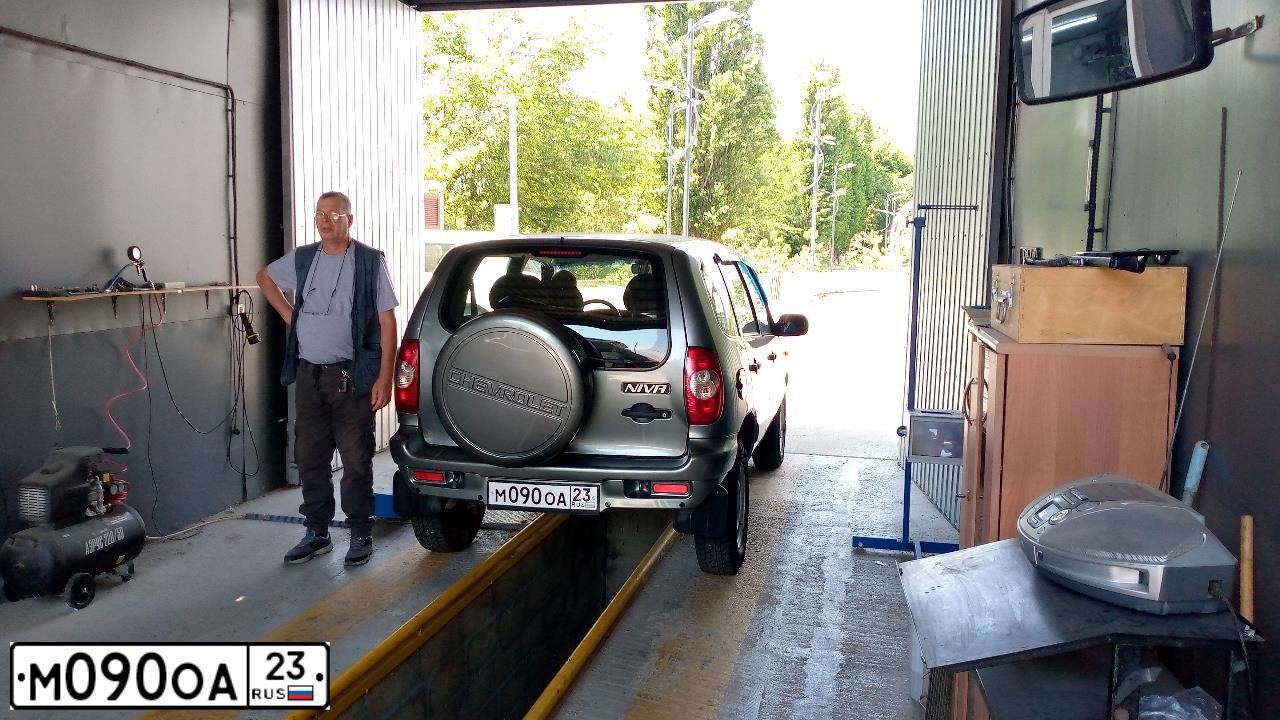Фото автомобиля CHEVROLET NIVA, 2006 — госномер М090ОА23. Цвет: ТЕМНО-СЕРЫЙ