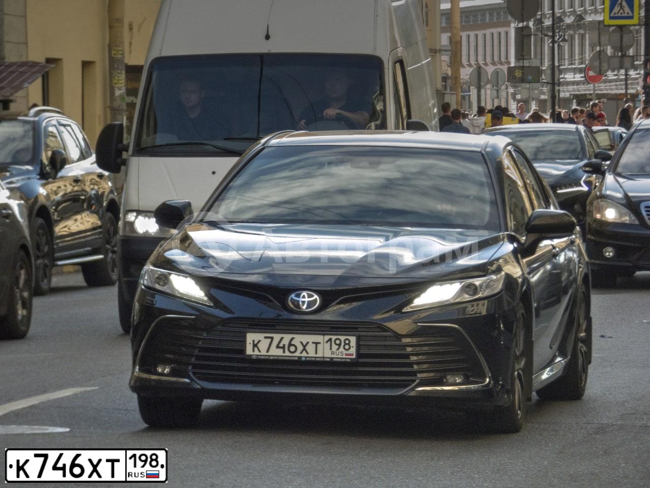 Фото автомобиля TOYOTA CAMRY, 2021 — госномер К746ХТ198. Цвет: ЧЕРНЫЙ МЕТАЛИК