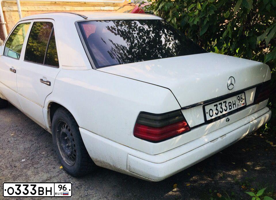 Фото автомобиля MERCEDES E-KLASSE, 1988 — госномер О333ВН96. Цвет: БЕЛЫЙ