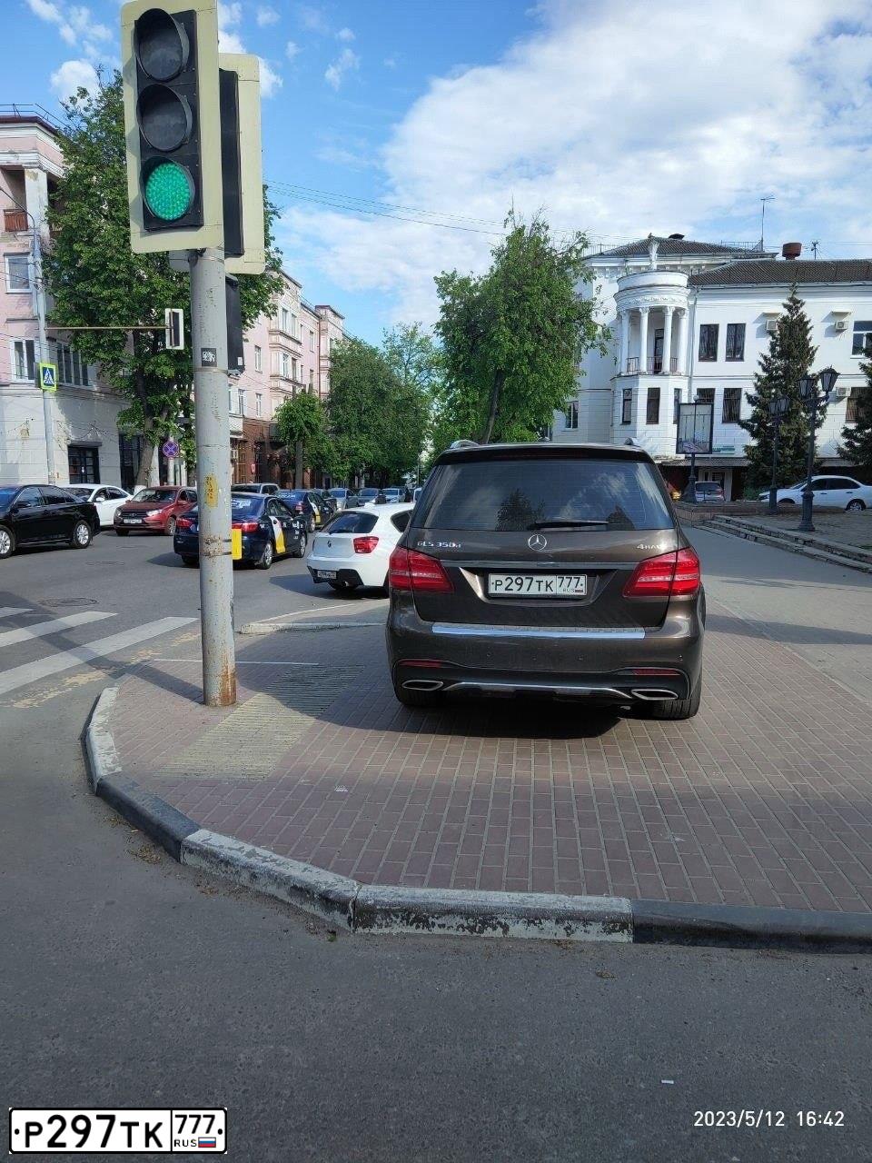 Фото автомобиля MERCEDES GL-KLASSE, 2016 — госномер Р297ТК777. Цвет: КОРИЧНЕВЫЙ