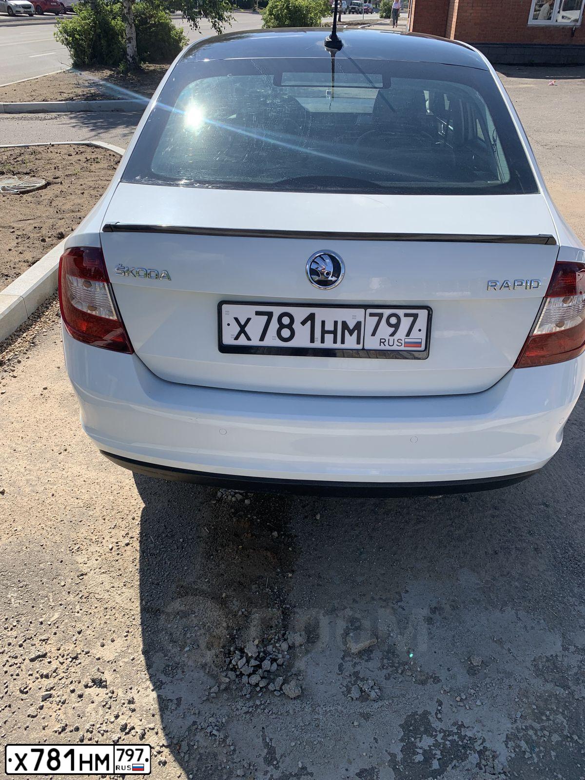 Фото автомобиля SKODA RAPID, 2017 — госномер Х781НМ797. Цвет: Белый Серый Желтый