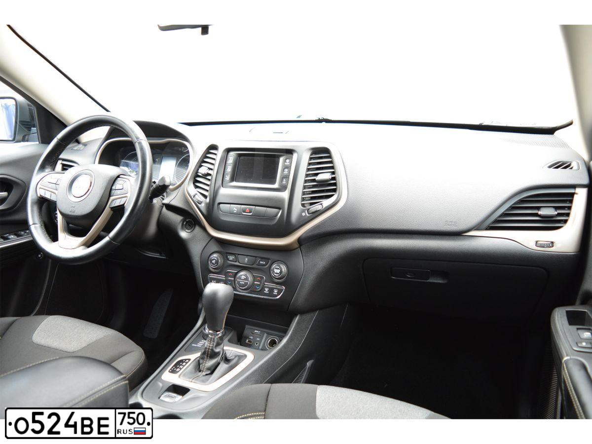 Фото автомобиля JEEP CHEROKEE, 2014 — госномер О524ВЕ750. Цвет: ЧЕРНЫЙ