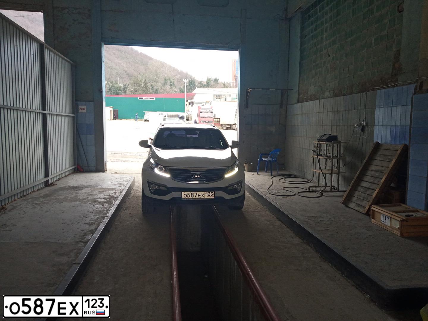 Фото автомобиля KIA SPORTAGE, 2012 — госномер О587ЕХ123. Цвет: БЕЛЫЙ