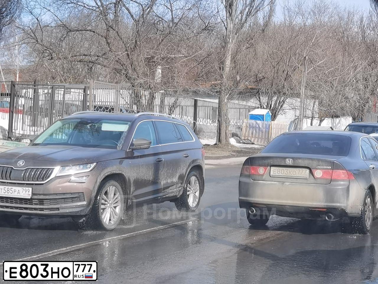Фото автомобиля HONDA CR-V, 2014 — госномер Е803НО777. Цвет: Белый
