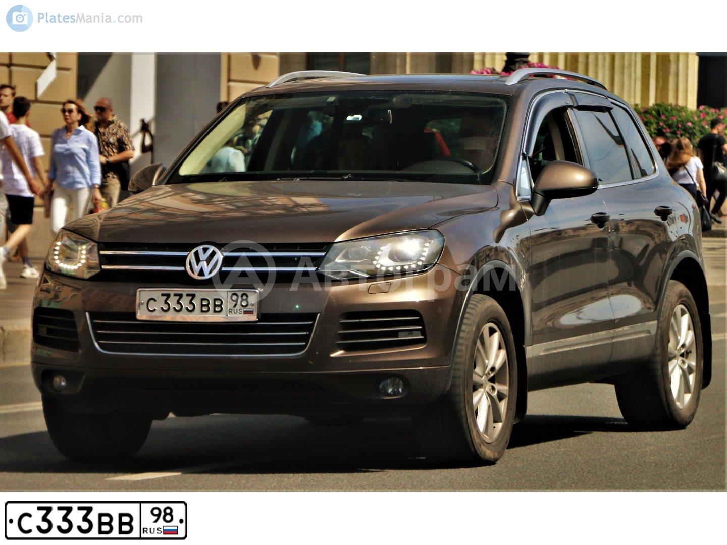 Фото автомобиля VOLKSWAGEN TOUAREG, 2011 — госномер С333ВВ98. Цвет: Коричневый