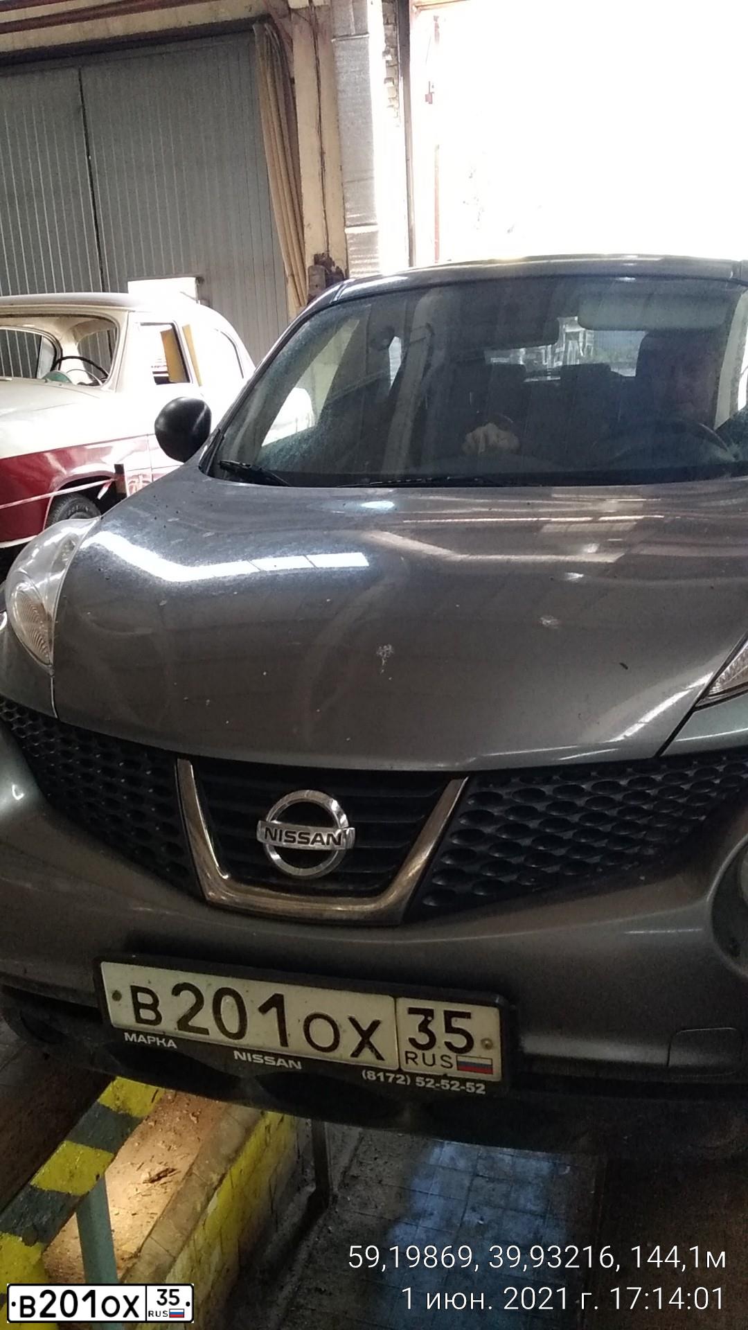 Фото автомобиля NISSAN JUKE, 2011 — госномер В201ОХ35. Цвет: СЕРЫЙ
