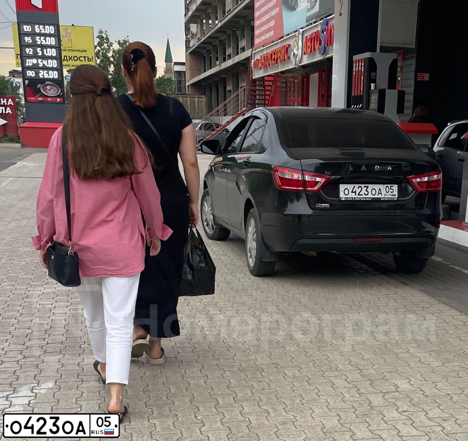 Фото автомобиля LADA VESTA, 2018 — госномер О423ОА05. Цвет: ЧЕРНЫЙ