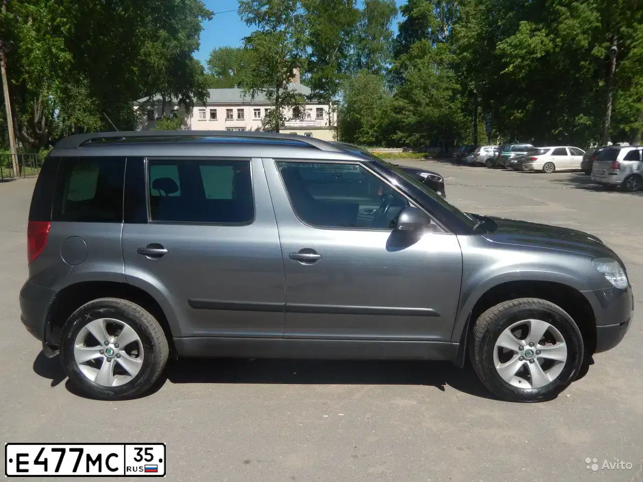 Фото автомобиля SKODA YETI, 2013 — госномер Е477МС35. Цвет: ТЕМНО-СЕРЫЙ