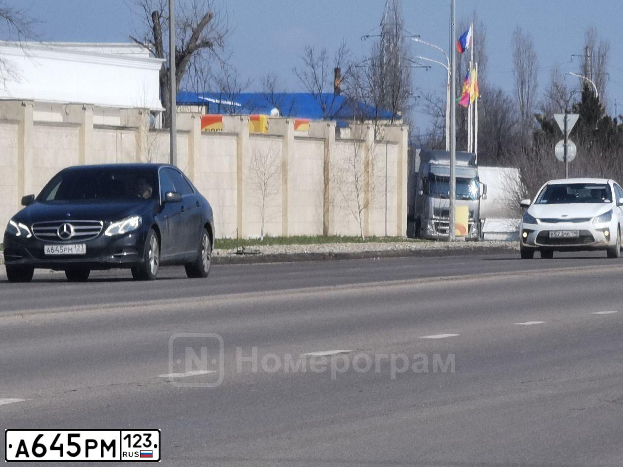 Фото автомобиля MERCEDES-BENZ E250, 2015 — госномер Х113ОВ30. Цвет: ЧЕРНЫЙ