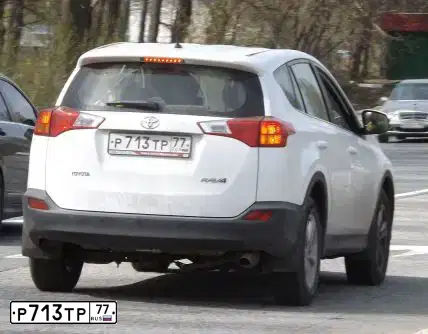 Фото автомобиля TOYOTA RAV4, 2013 — госномер Р713ТР77. Цвет: Белый