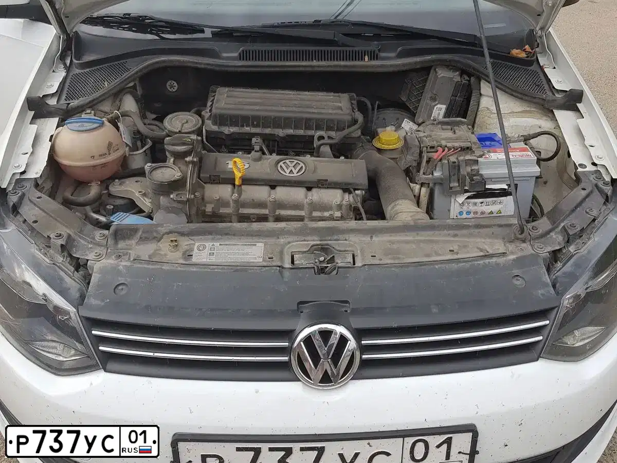 Фото автомобиля VOLKSWAGEN POLO, 2014 — госномер Р737УС01. Цвет: Белый