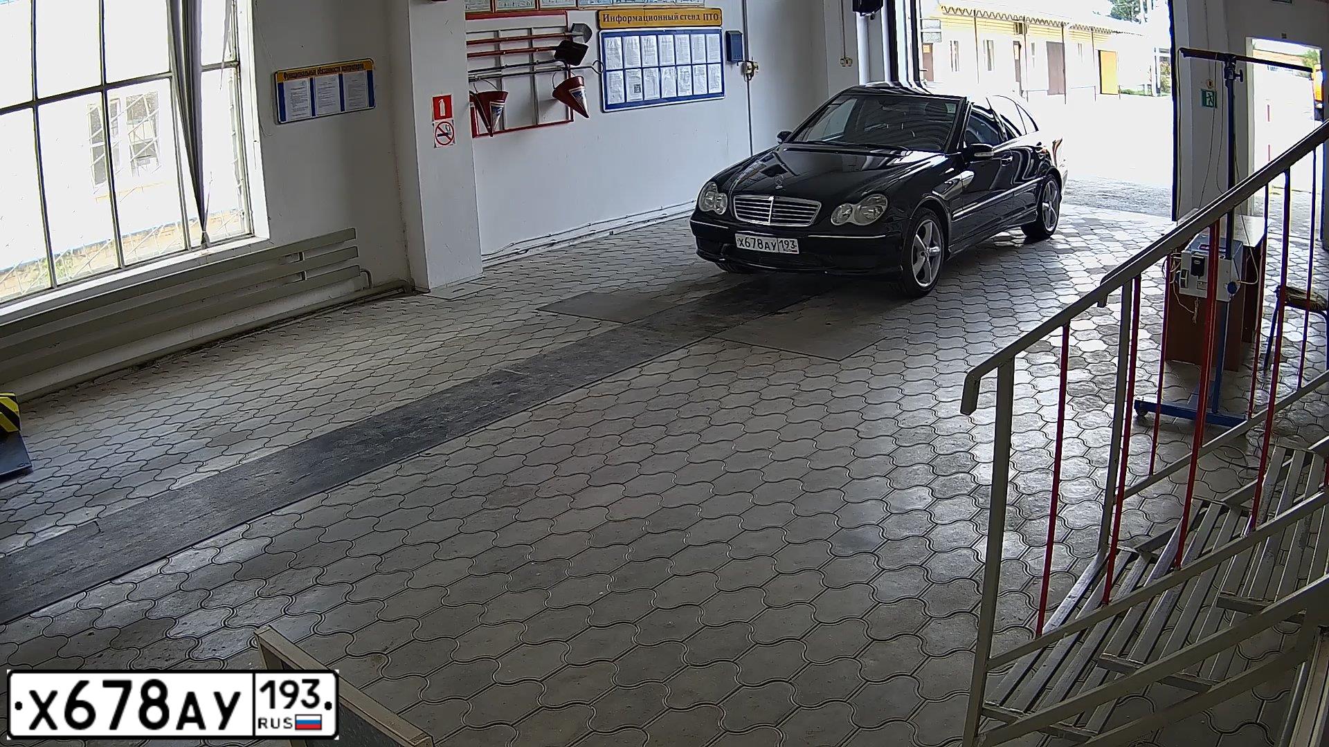 Фото автомобиля MERCEDES C-KLASSE, 2004 — госномер К550КТ05. Цвет: ЧЕРНЫЙ