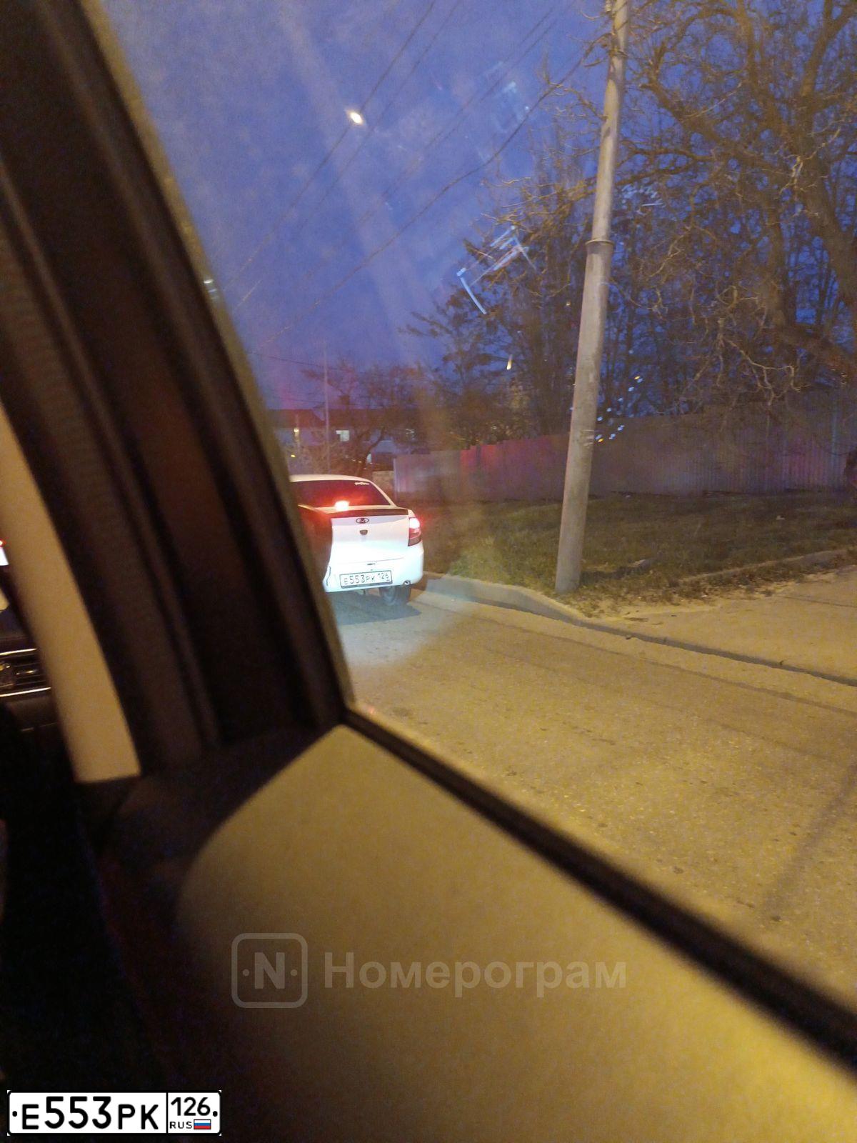 Фото автомобиля LADA 2190 GRANTA, 2017 — госномер Е553РК126. Цвет: Белый