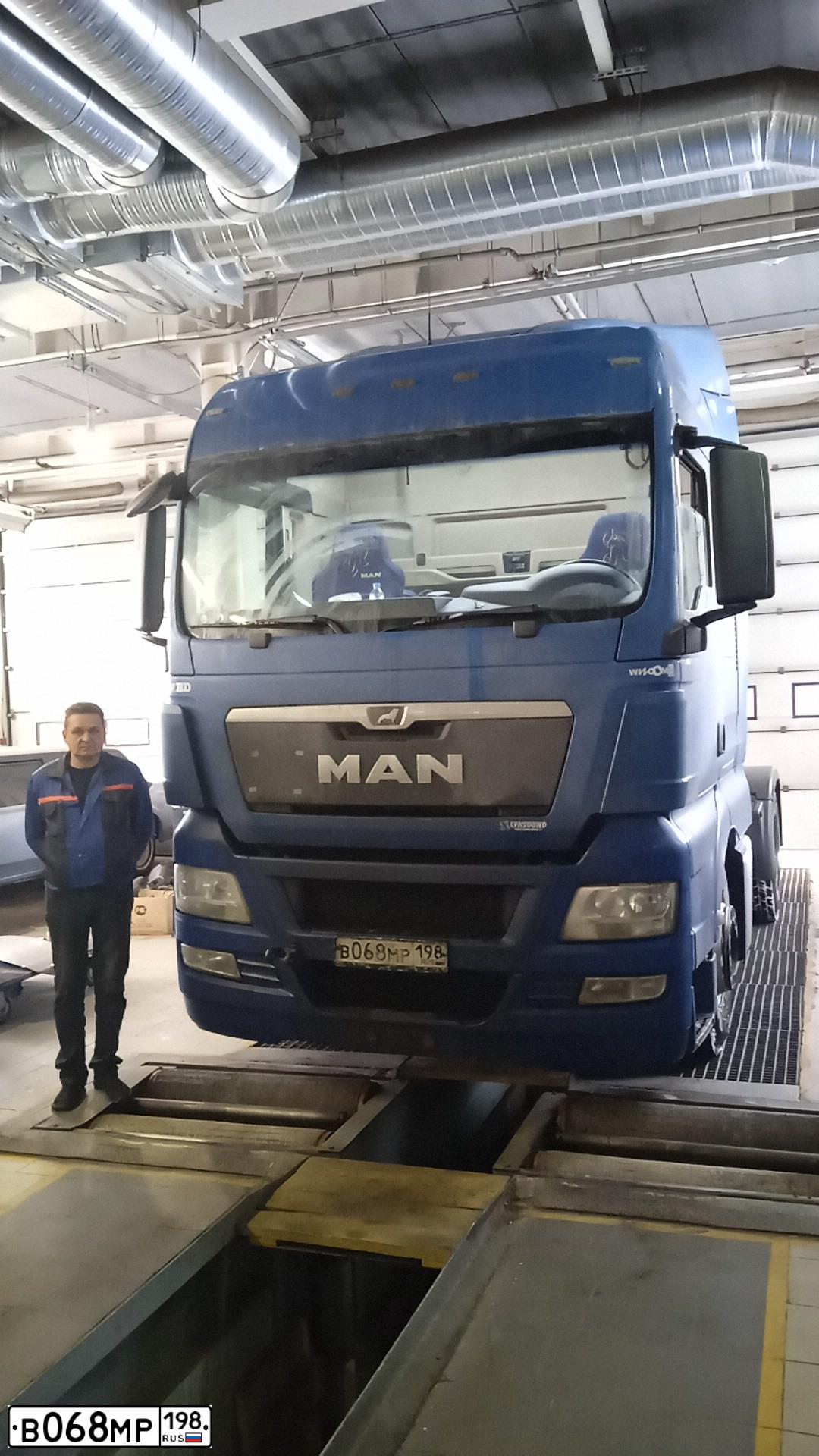 Фото автомобиля MAN TGX 18.XXX /4X2/, 2018 — госномер В068МР198. Цвет: ЯРКО-ГОЛУБОЙ