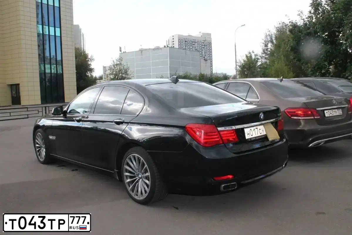 Фото автомобиля MERCEDES E-KLASSE, 2013 — госномер Т043ТР777. Цвет: КОРИЧНЕВЫЙ