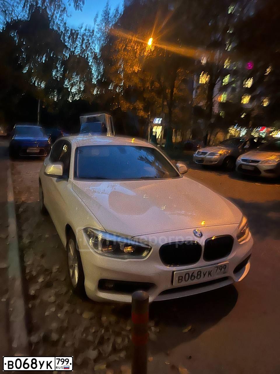 Фото автомобиля BMW SERIE 1, 2018 — госномер В068УК799. Цвет: Белый