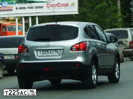 Фото автомобиля NISSAN QASHQAI, 2007 — госномер К121КВ96. Цвет: СВЕТЛО-СЕРЫЙ