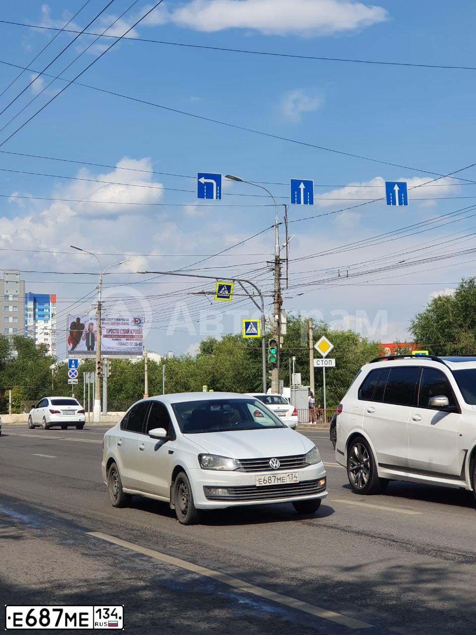 Фото автомобиля VOLKSWAGEN POLO, 2018 — госномер Е687МЕ134. Цвет: БЕЛЫЙ