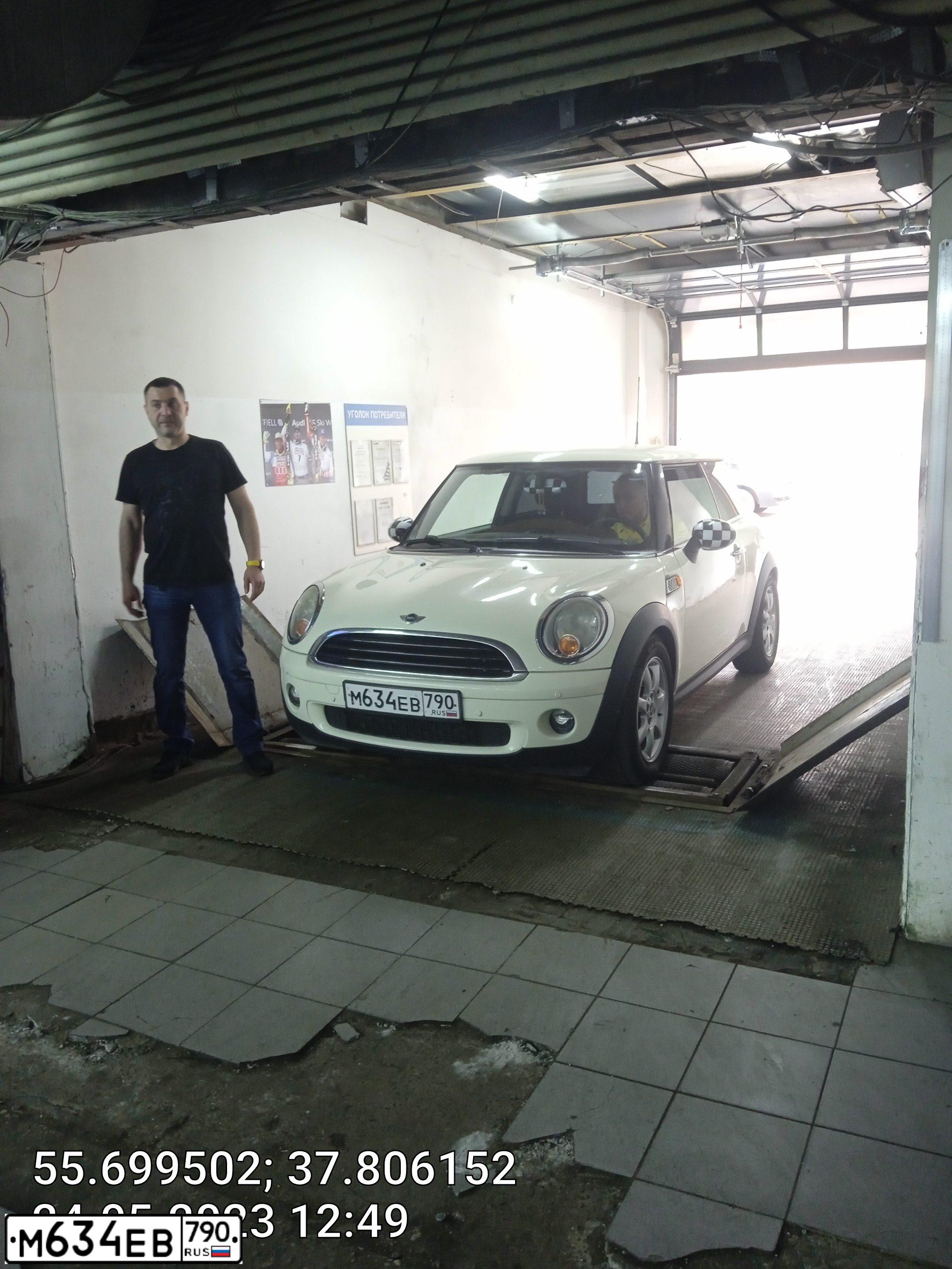 Фото автомобиля MINI MINI, 2010 — госномер М634ЕВ790. Цвет: Белый