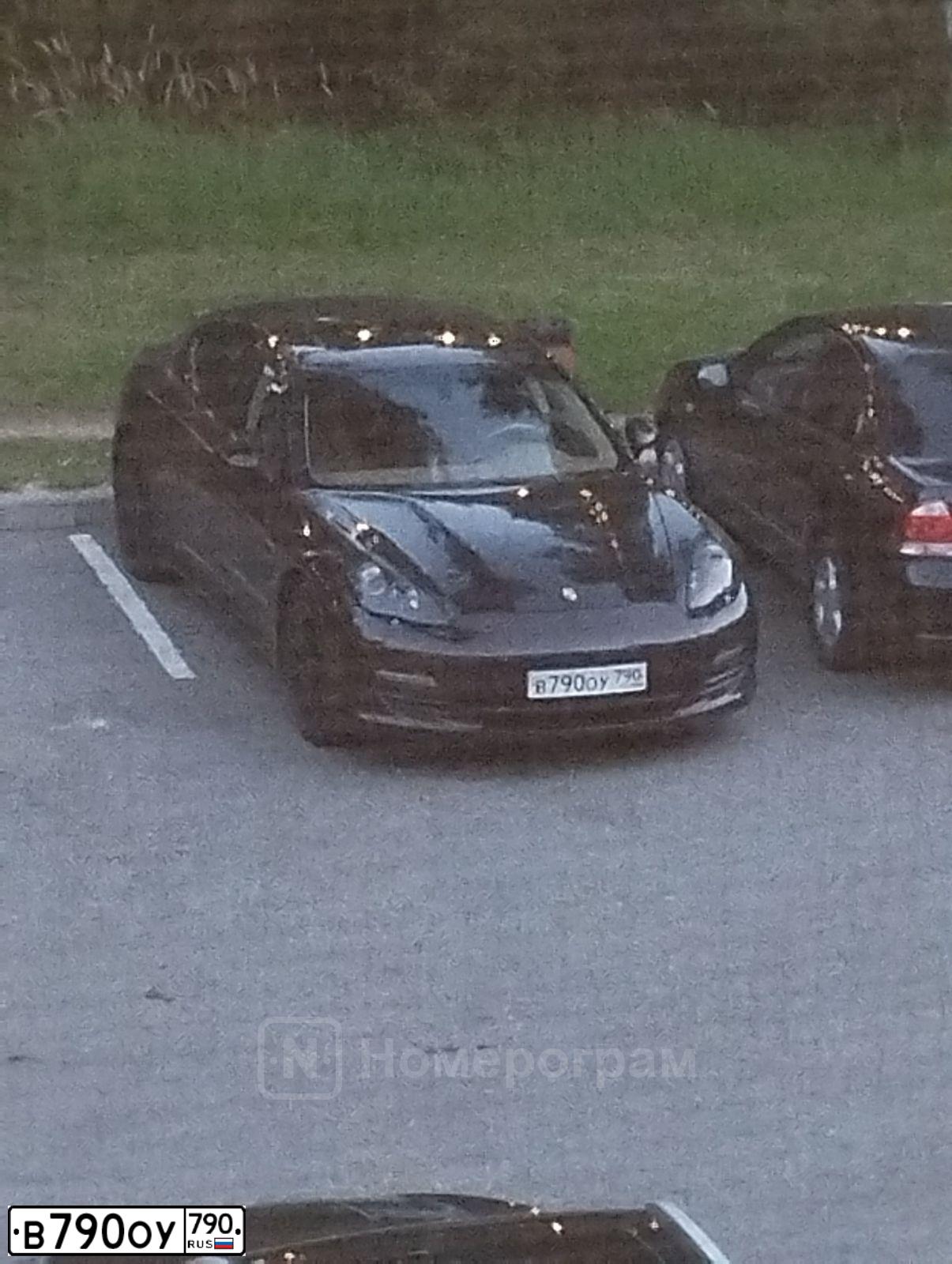 Фото автомобиля PORSCHE PANAMERA, 2011 — госномер А612ТМ790. Цвет: Коричневый