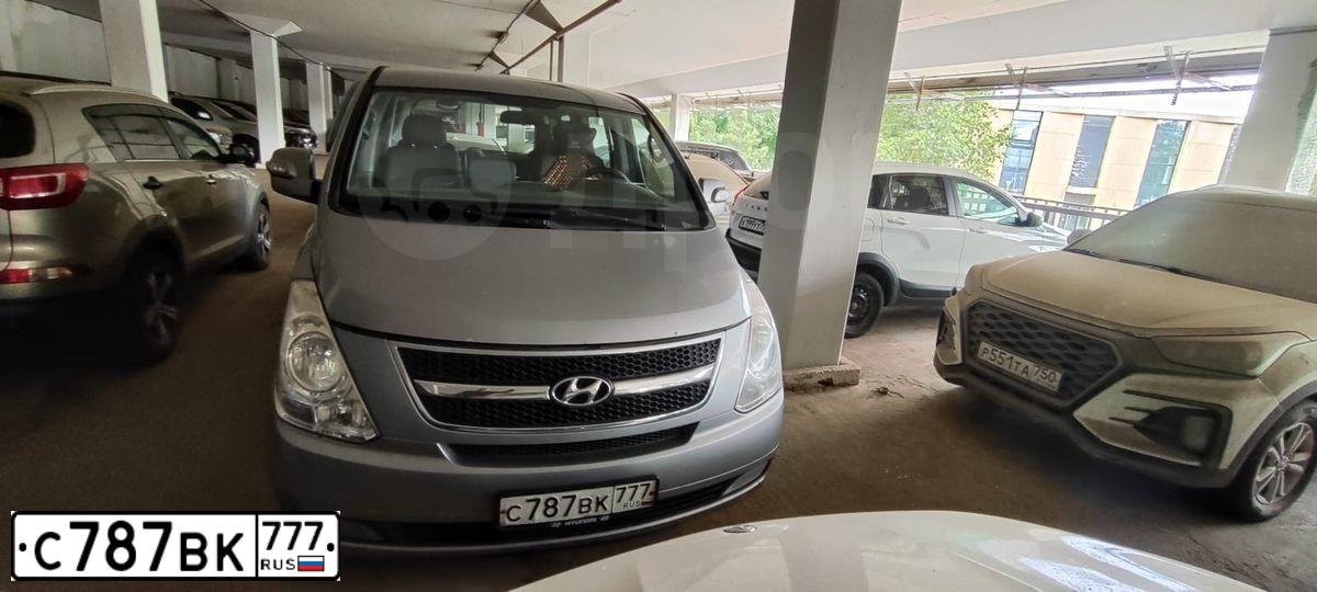Фото автомобиля HYUNDAI GRAND STAREX, 2011 — госномер С787ВК777. Цвет: СЕРЫЙ
