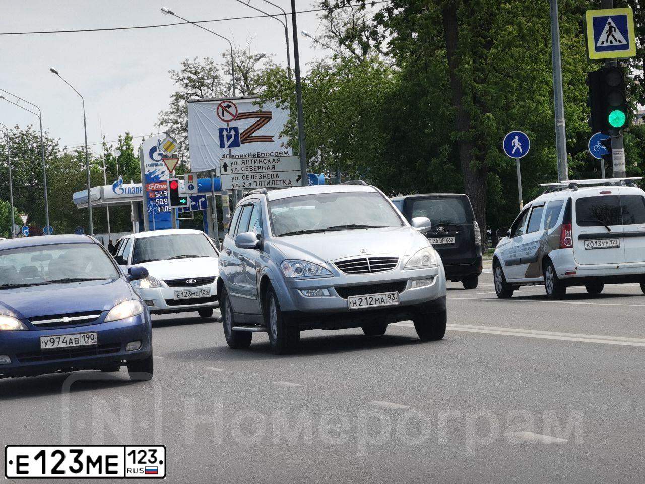 Фото автомобиля LADA 2170 PRIORA, 2013 — госномер Е123МЕ123. Цвет: БЕЛЫЙ