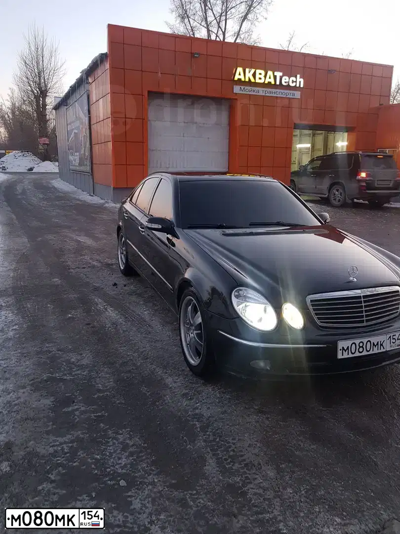 Фото автомобиля MERCEDES E-KLASSE, 2002 — госномер М080МК154. Цвет: ЧЕРНЫЙ