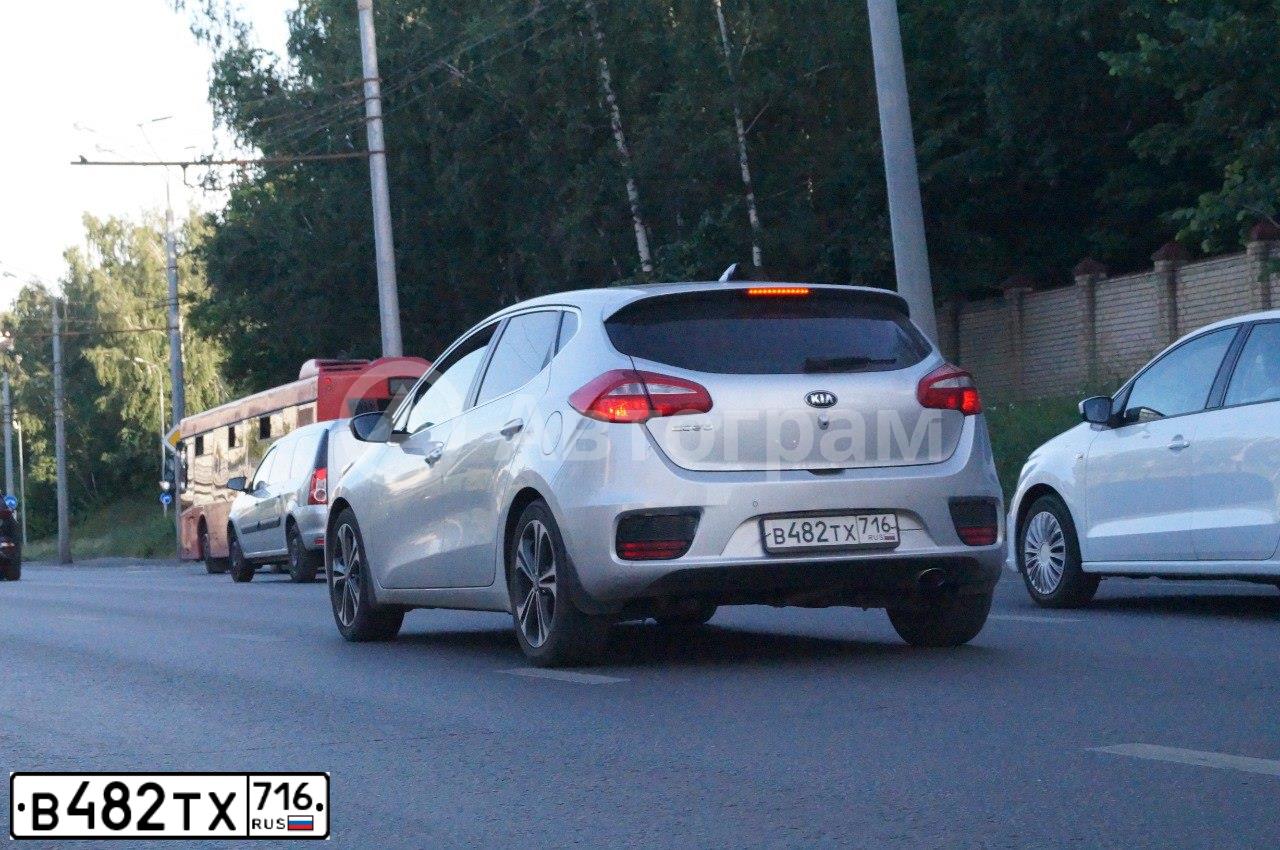 Фото автомобиля KIA CEE'D, 2018 — госномер В482ТХ716. Цвет: СЕРЕБРИСТЫЙ