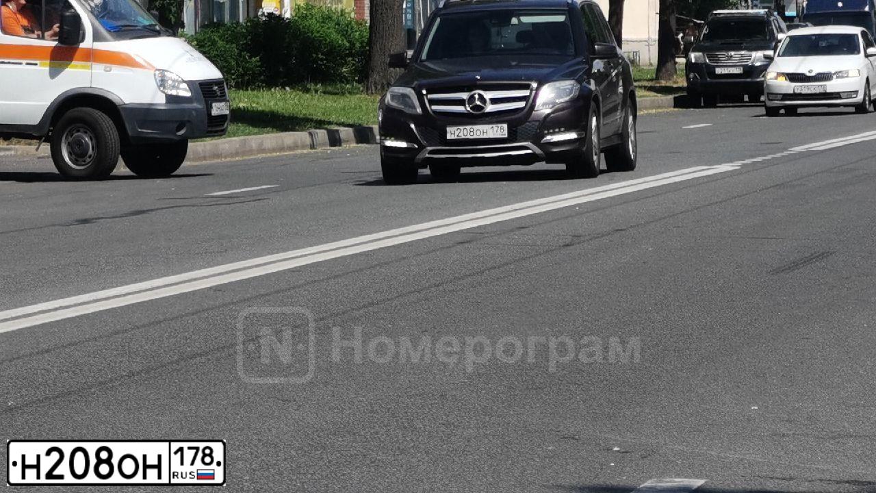 Фото автомобиля MERCEDES GLK-KLASSE, 2012 — госномер Н208ОН178. Цвет: Коричневый