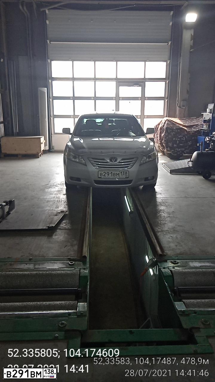 Фото автомобиля TOYOTA CAMRY, 2008 — госномер У333СТ38. Цвет: Серебристый